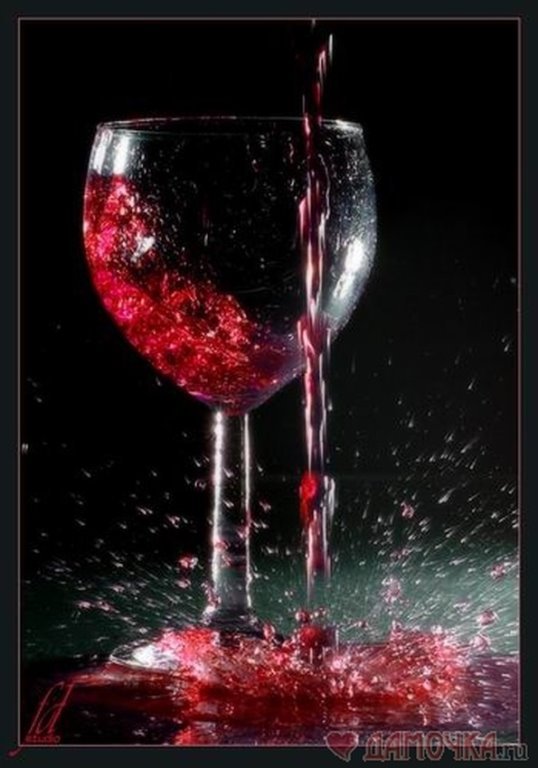 Открытки с вином и бокалами. С днем рождения бокал вина. Поднимаю бокал. Вино с пожеланиями. Порванное платье и бокал вина