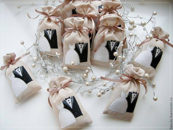 Ювелирные изделия для свадебного подарка: идеи что подарить и как оформить (43 фото)