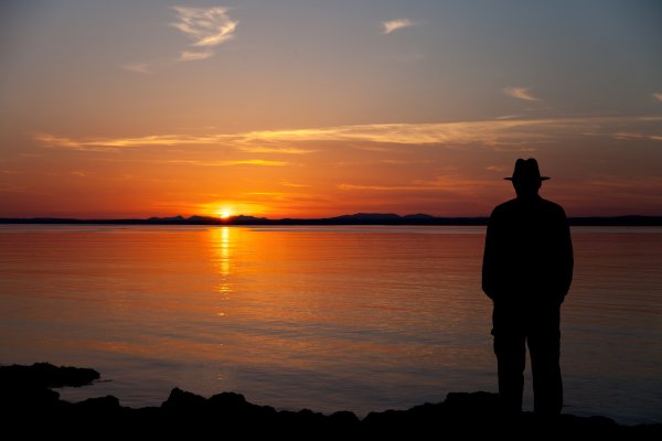 Человек на фоне моря закат (42 фото)