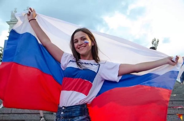 Девочка на фоне флага россии (37 фото)
