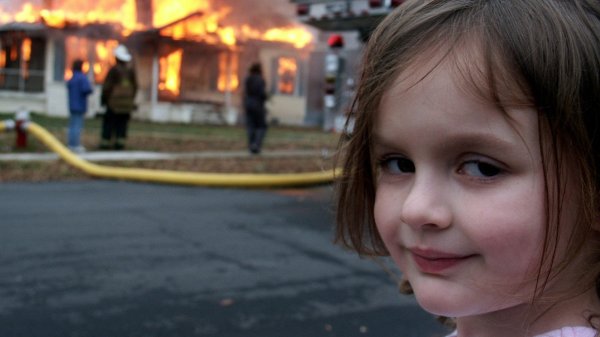 Девочка на фоне горяще (39 фото)