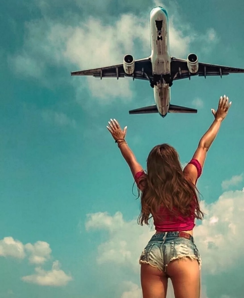 Девочка на фоне самолета (41 фото)