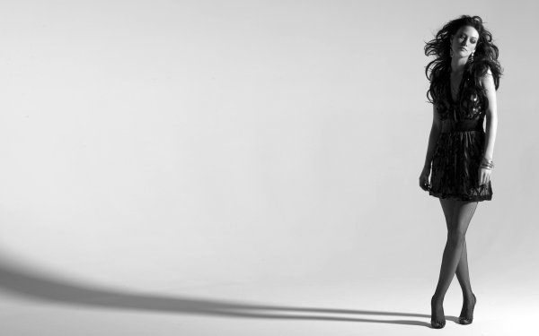 Девушка в сером фоне в черном платье (44 фото)