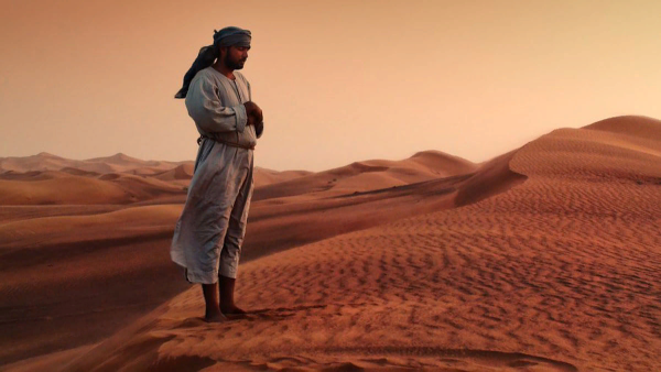 Люди на фоне пустыни (44 фото)