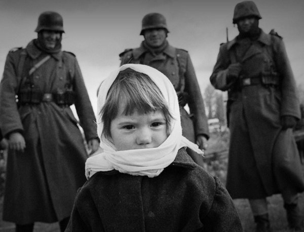 Мальчик на фоне войны (41 фото)