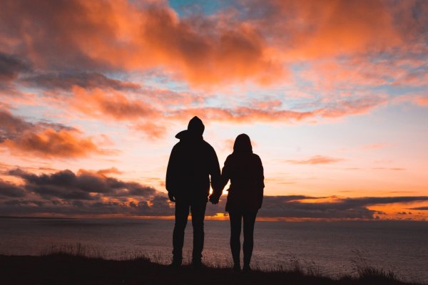 Мужчина и девушка на фоне заката (40 фото)