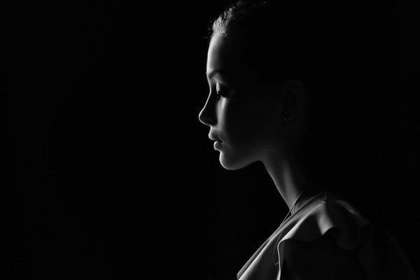 Портрет девочки на черном фоне (43 фото)