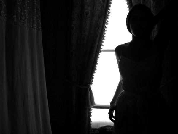 Силуэт женщины на фоне окна (43 фото)