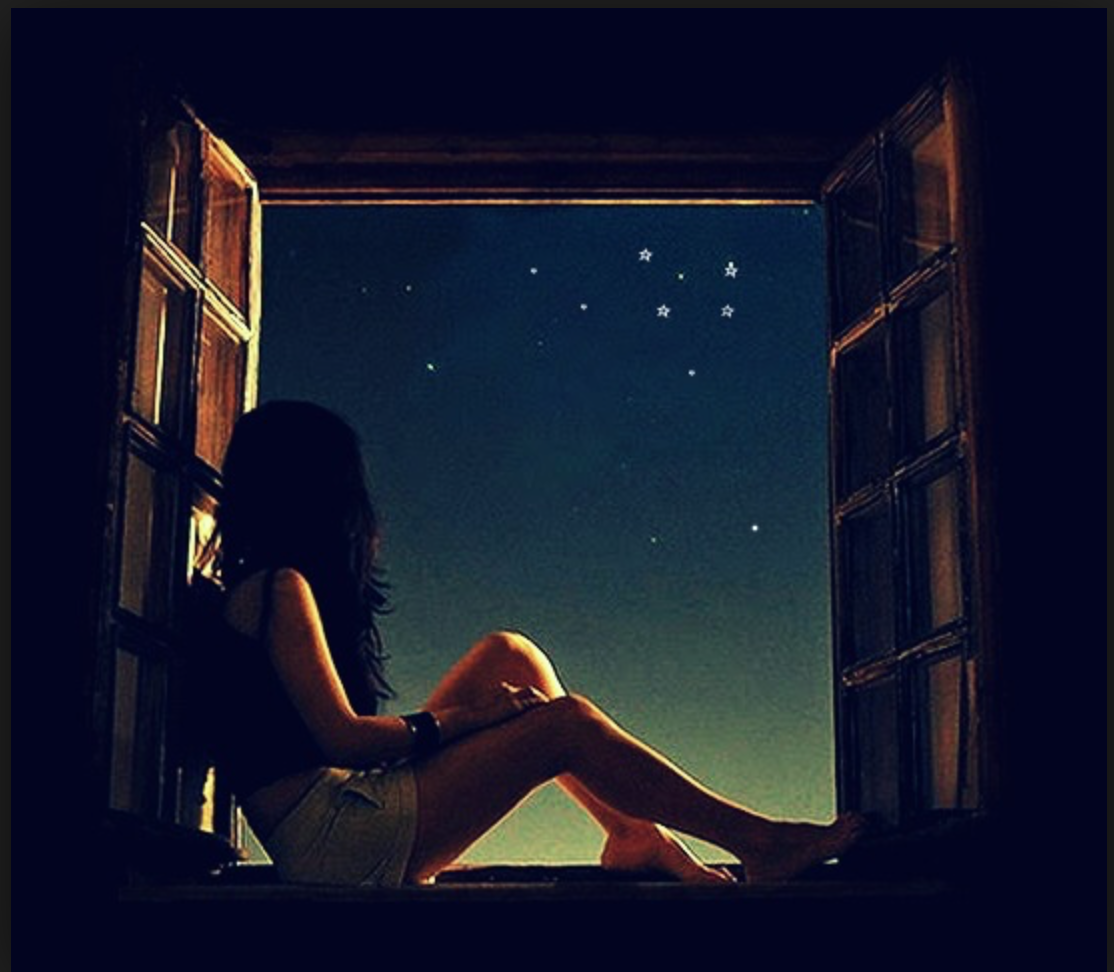 Давайте вечером решим. Девушка ночью у окна. Девочка на подоконнике ночь. Девушка сидит на окне. Девушка у окна вечером.