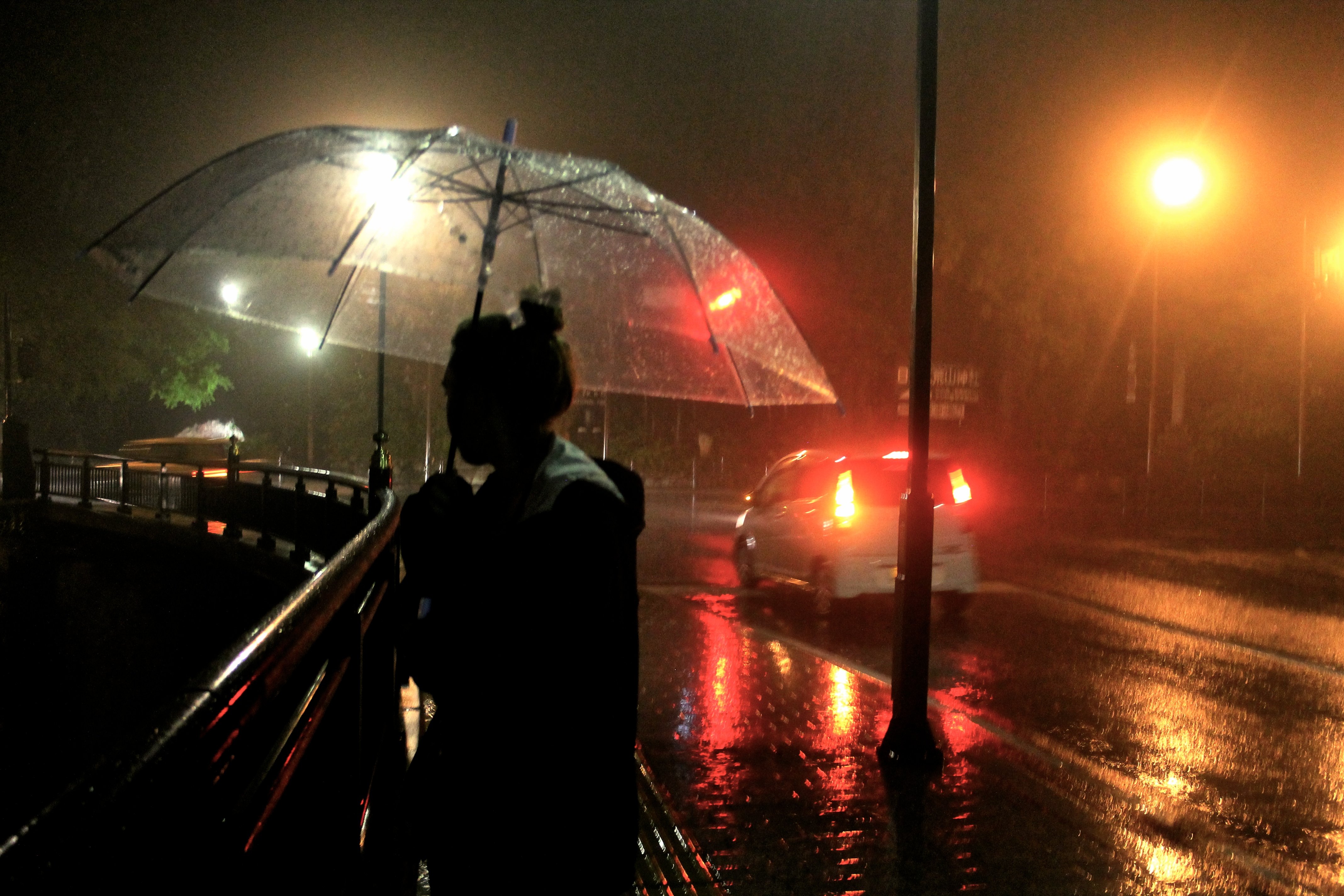 Поздним ненастным вечером геологи. Дождь ночью. Человек под зонтом. Город ночью под дождем. "Дождливый вечер".