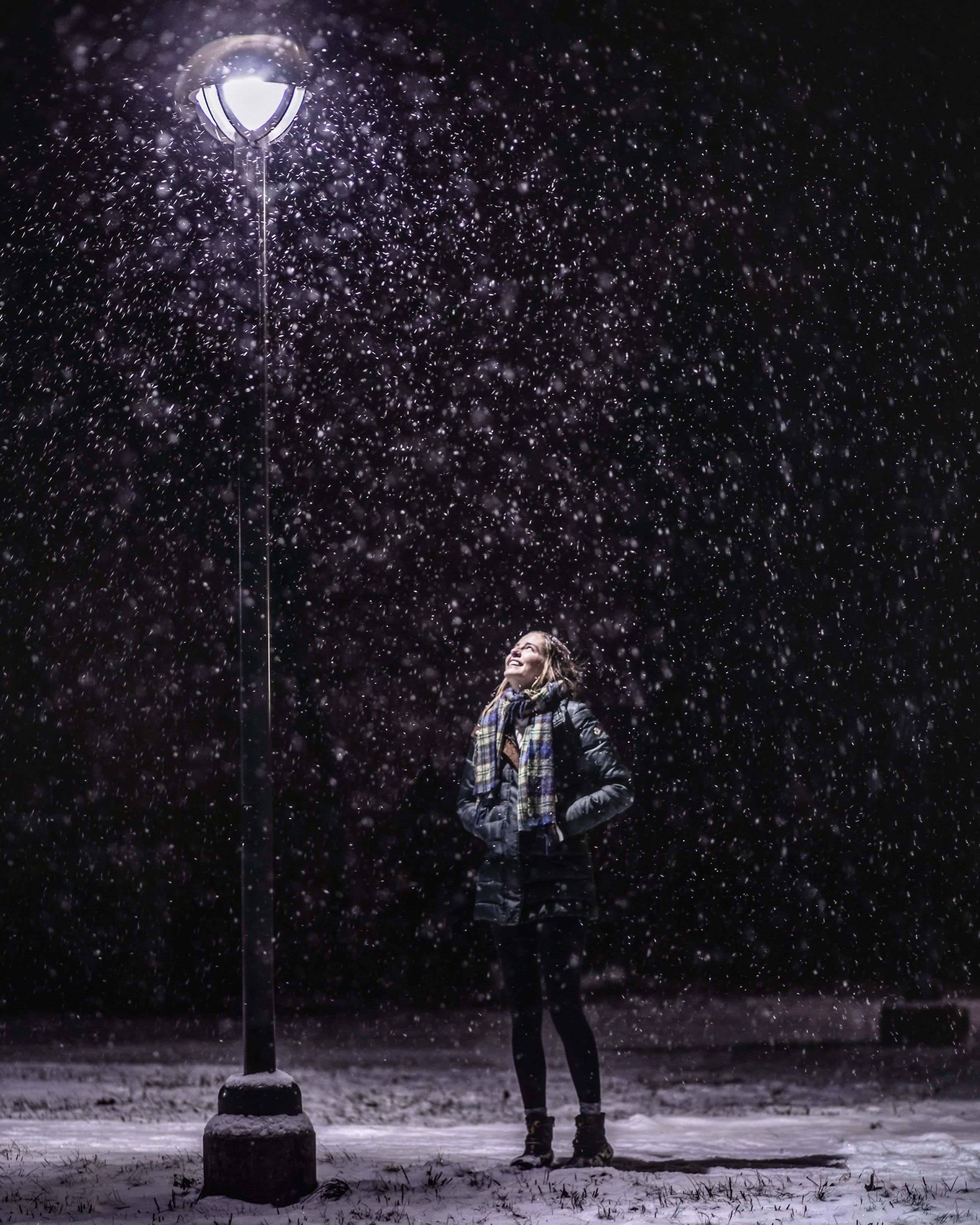 фото девушек зимой на улице ночью