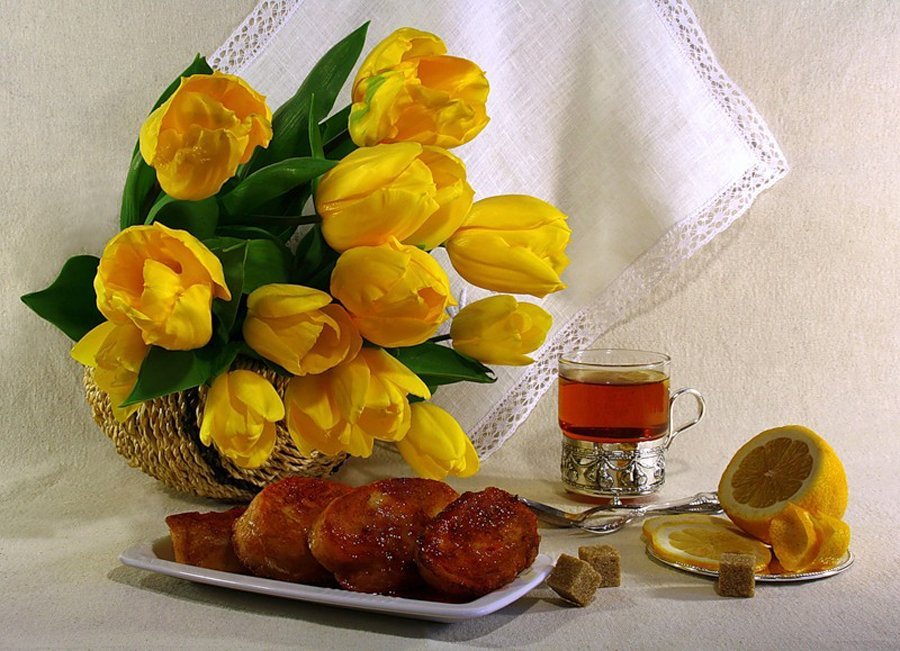 Тюльпаны и кофе. С добрым утром желтые тюльпаны. Доброе утро с желтыми тюльпанами. Доброго солнечного утра тюльпаны. Желтое доброе утро картинки