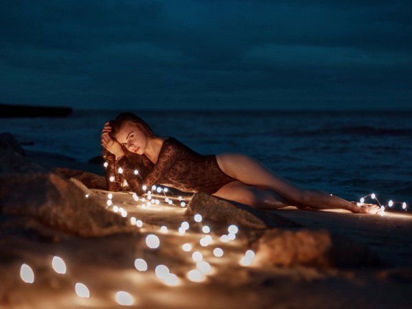 Девушка на пляже вечером